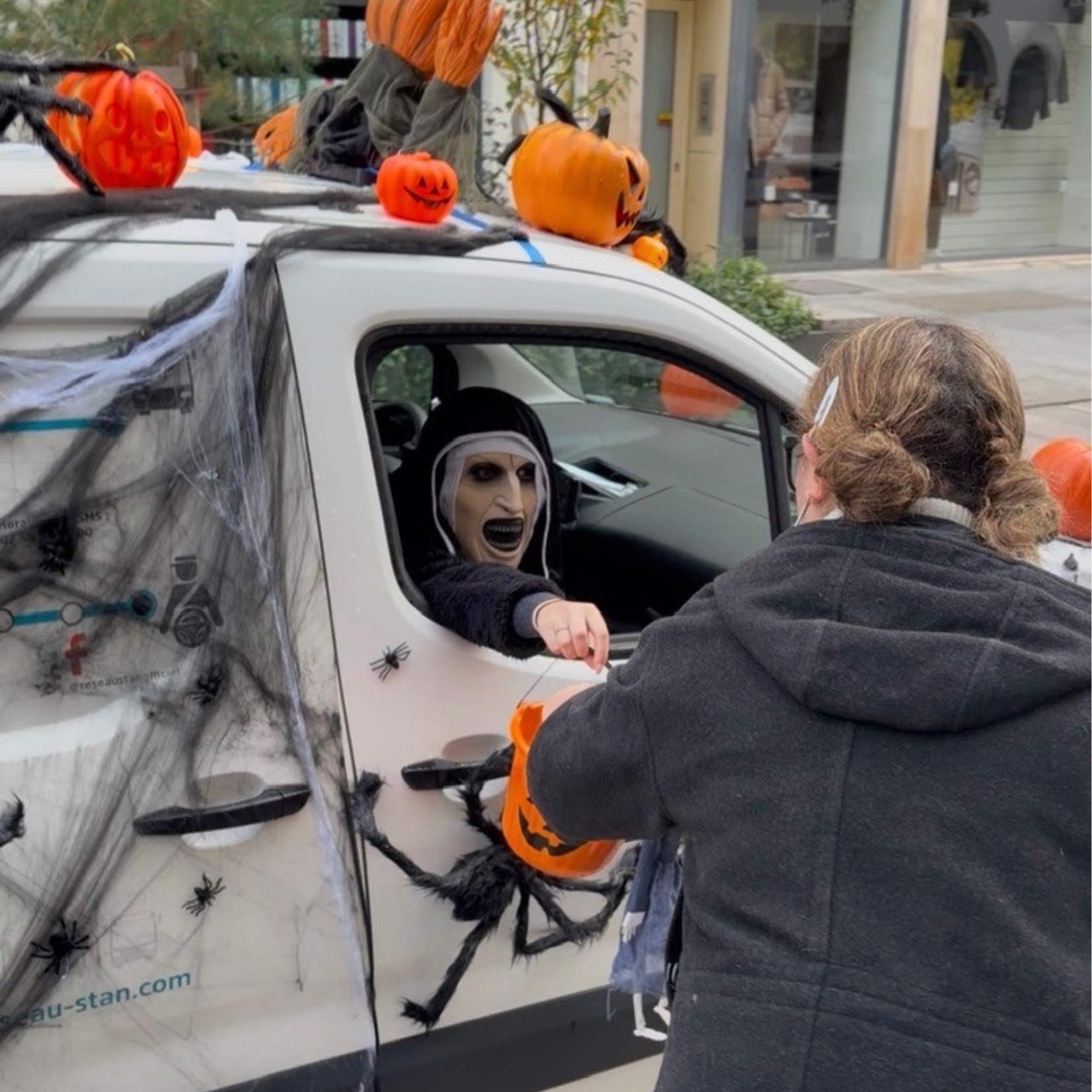 Distribution de bonbons à Halloween
