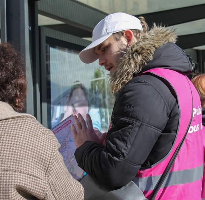 Gilet rose distribuant une Z-carte
