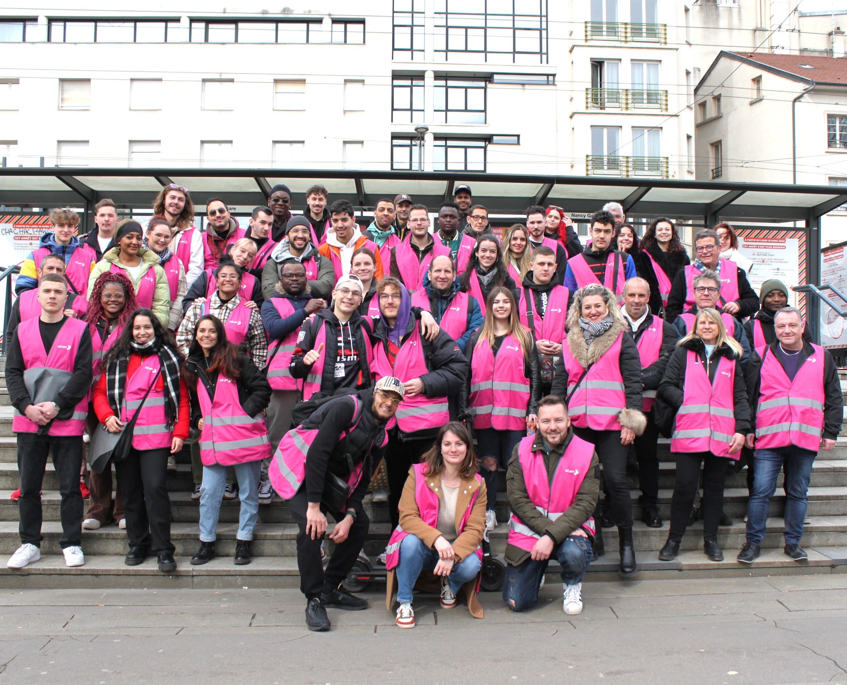 Photo de groupe des "gilets roses" du réseau Stan